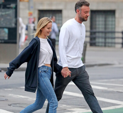 PLANLEGGER BRYLLUP: Her går turtelduene hånd i hånd i New Yorks gater. Foto: NTB Scanpix PLANLEGGER BRYLLUP: Her går turtelduene hånd i hånd i New Yorks gater. Foto: NTB Scanpix